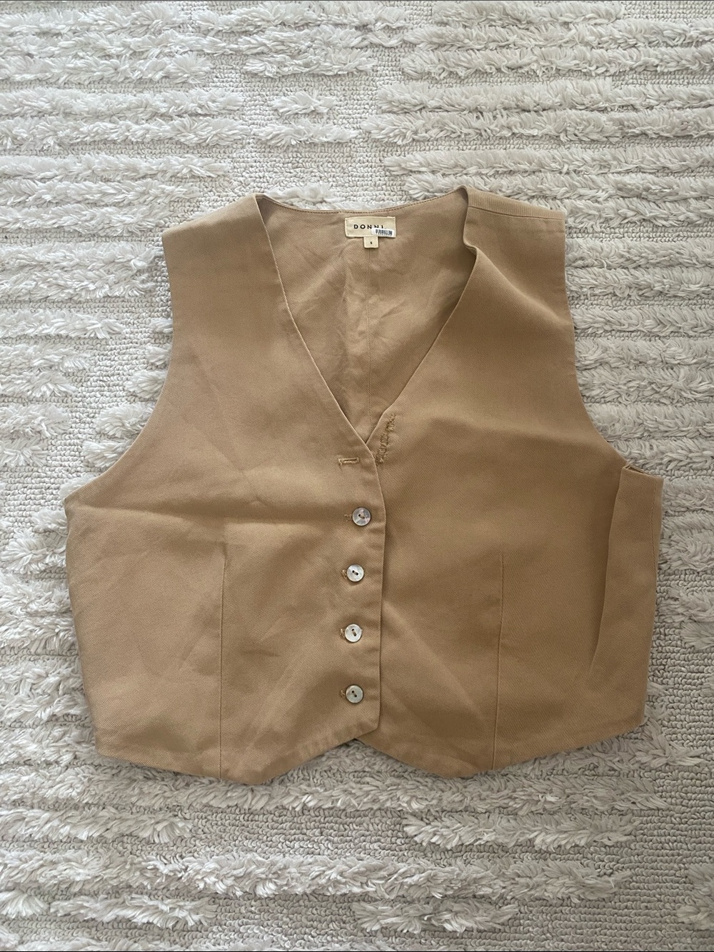 DONNI. Sleeveless V‑Neck Button Crop Top in Light Beige Sz S